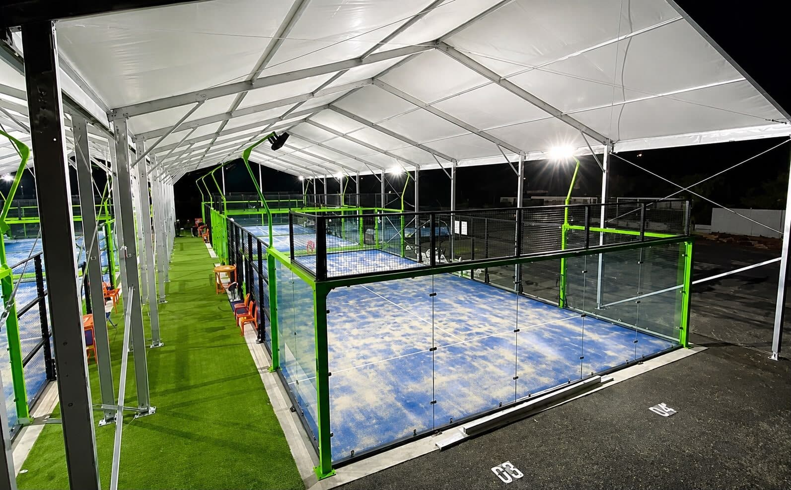 Canchas de pádel cubiertas con iluminación para juego nocturno