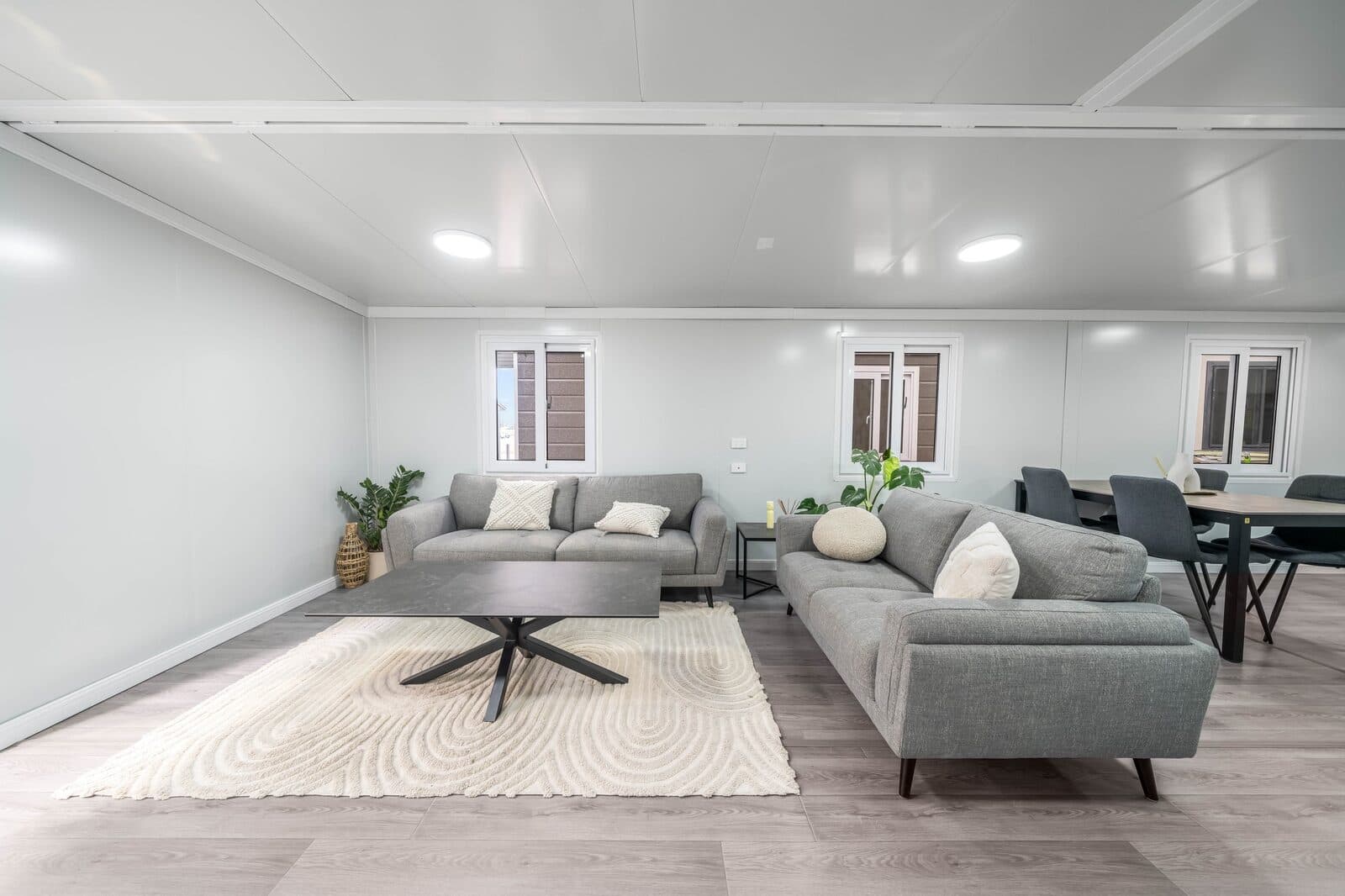 Living-comedor amplio de una Casa Smart Mody
