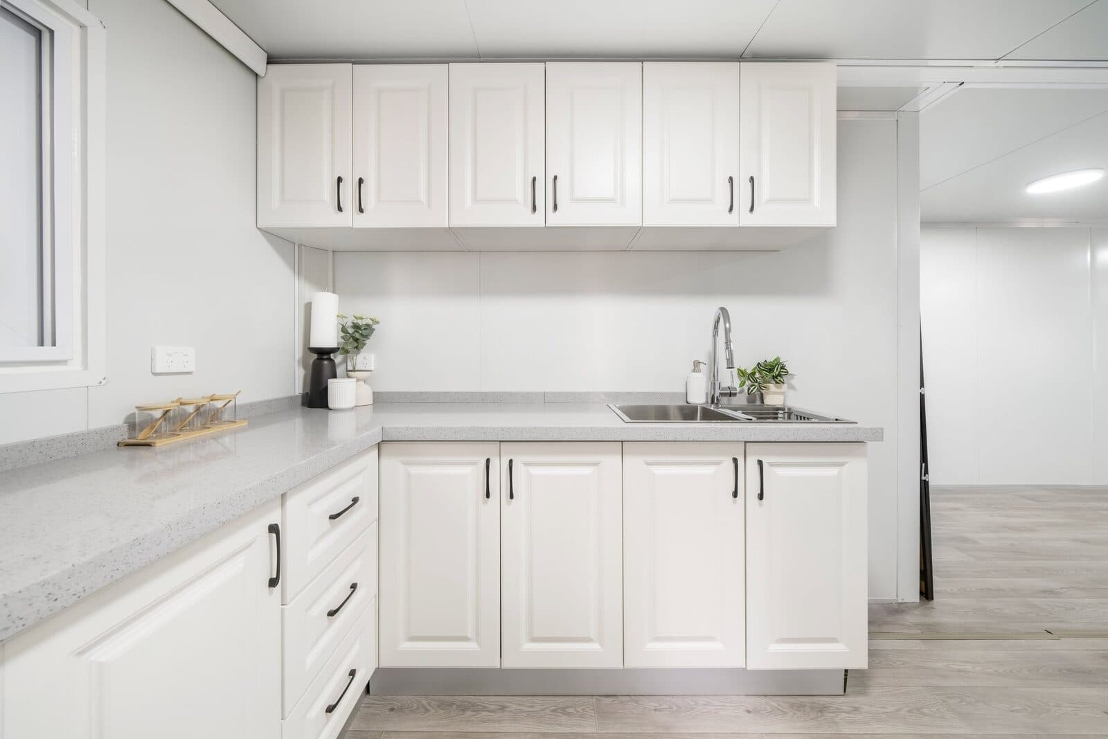 Cocina con muebles blancos, Casa Smart Mody