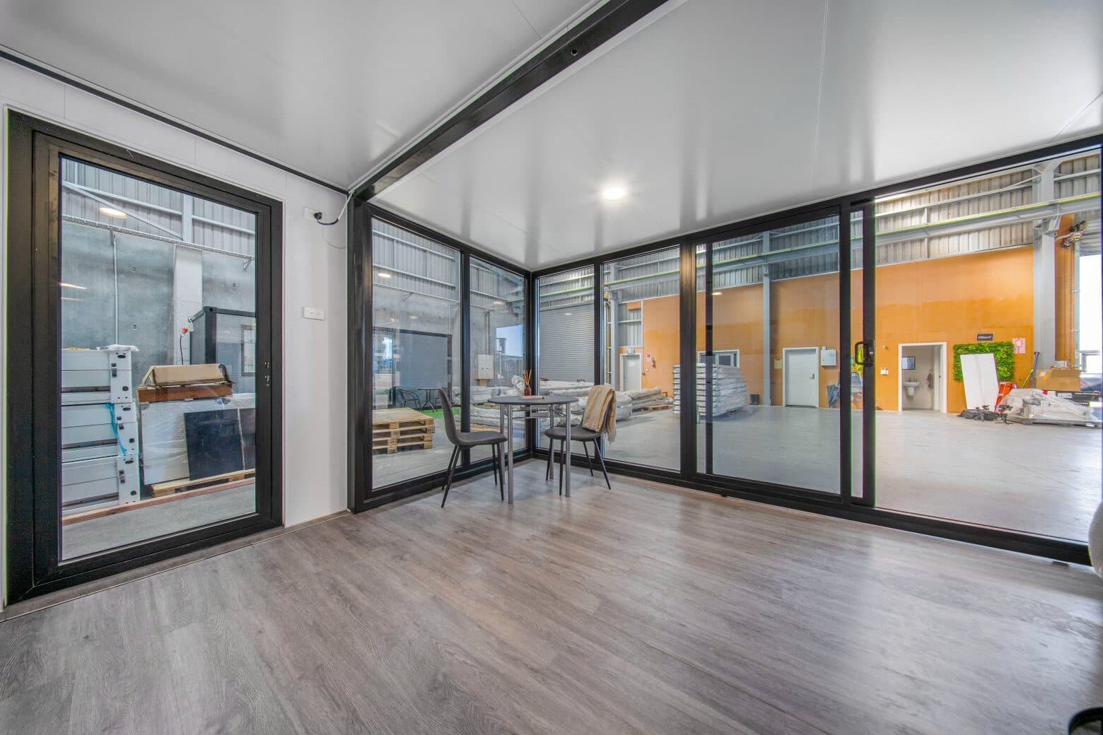 Planta abierta con grandes ventanales, Casa Smart Mody