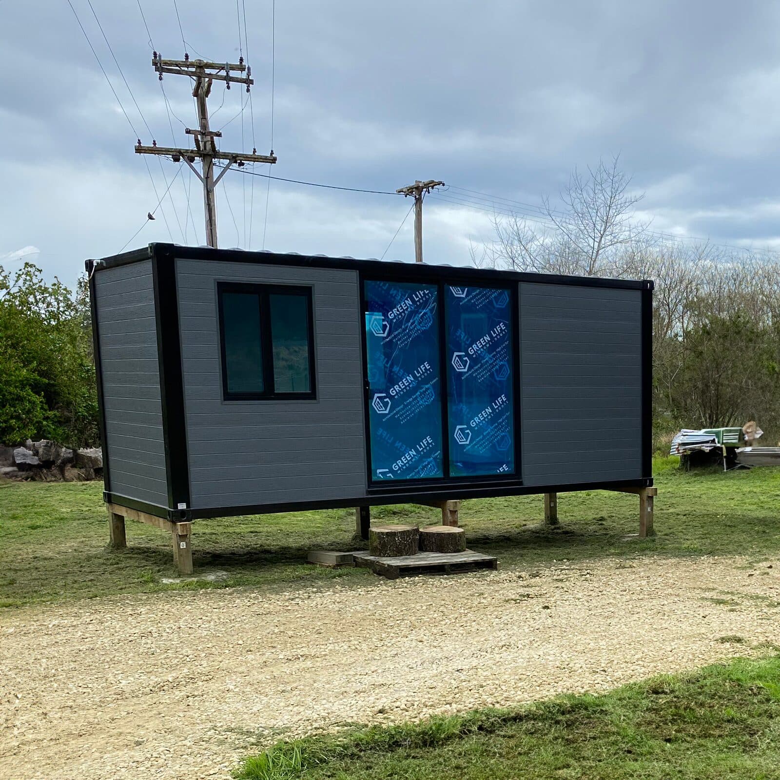 Casa modular Mody de fachada oscura