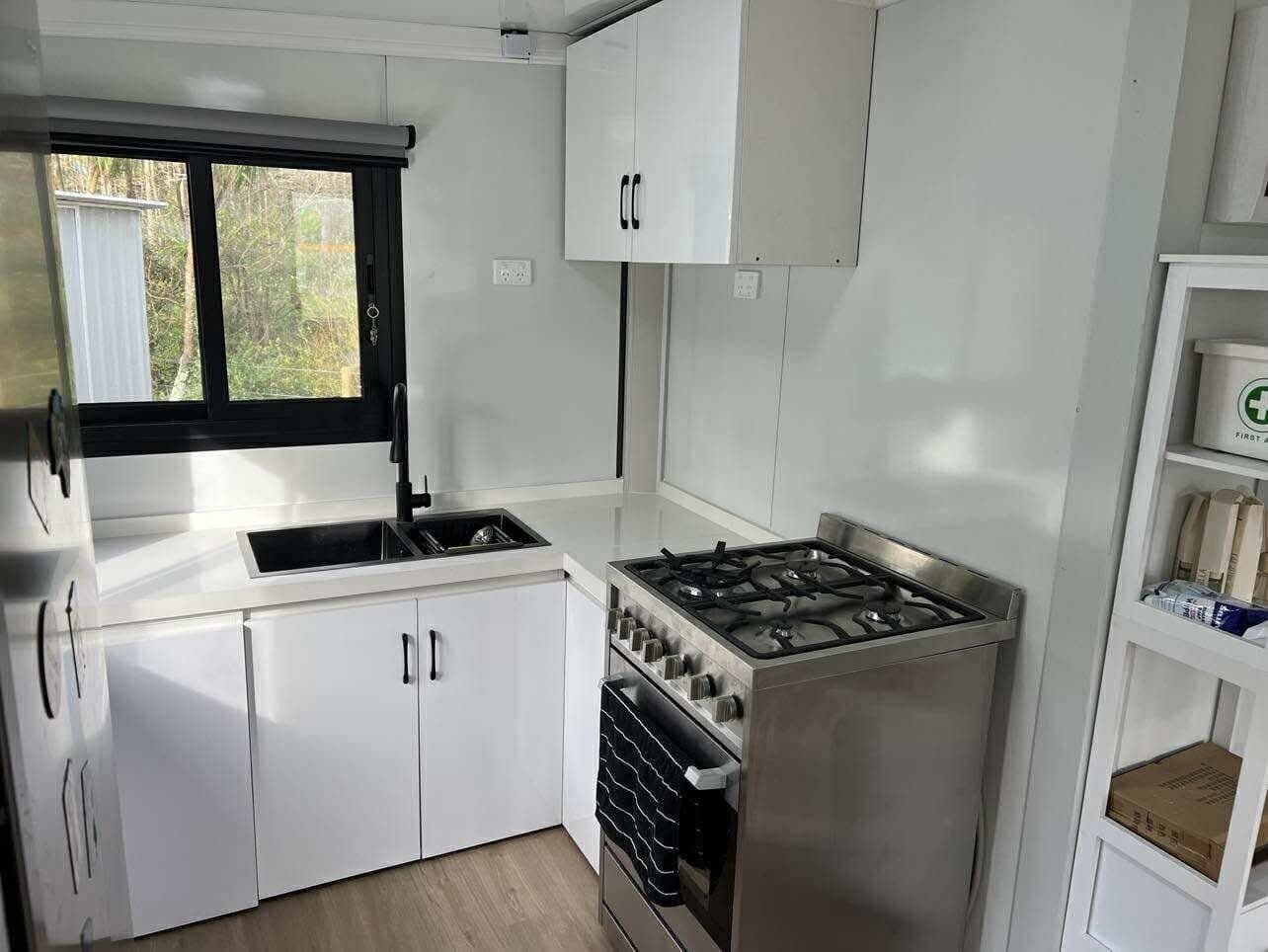 Cocina equipada con encimera y horno, Casa Smart Mody