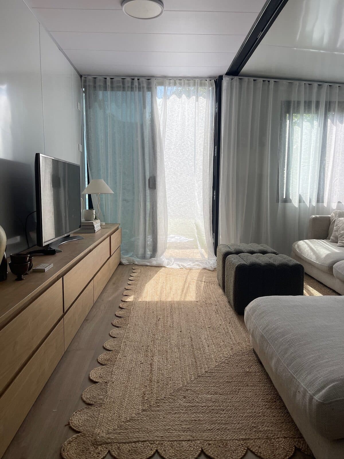 Dormitorio con cortinas y TV, Casa Smart Mody