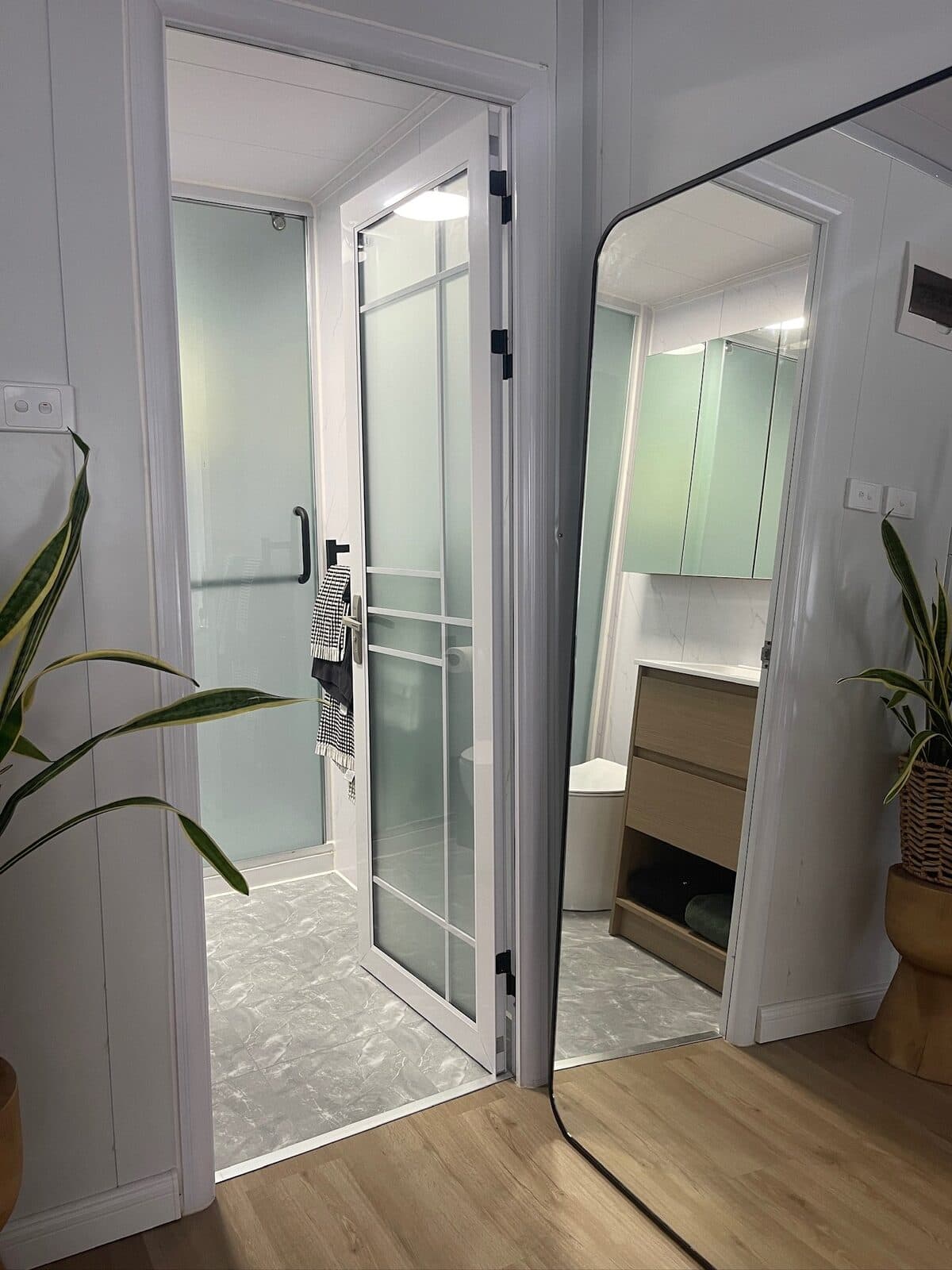 Ducha con mampara de vidrio, Casa Smart Mody