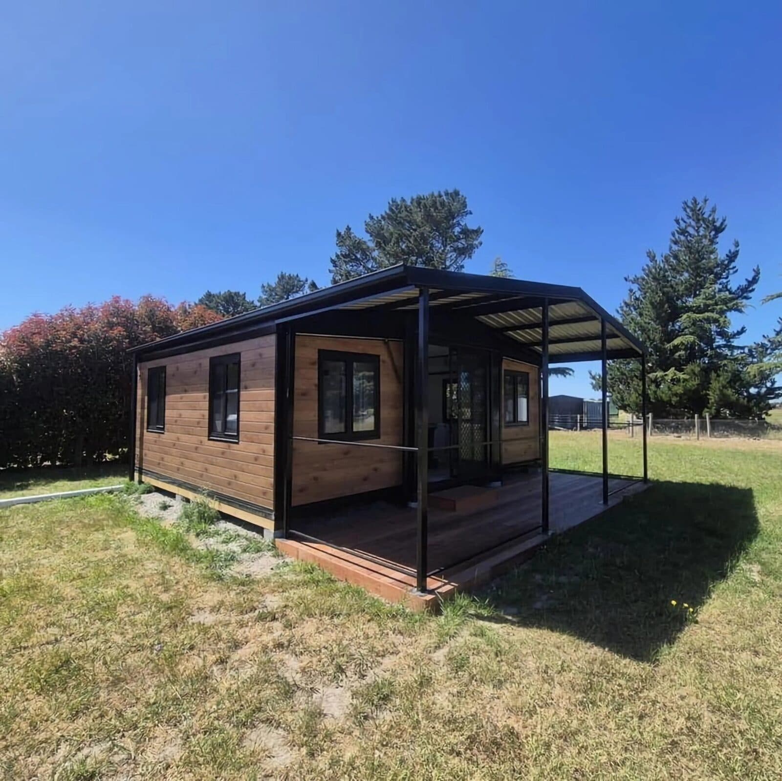 Casa modular Mody con revestimiento de madera y terraza techada